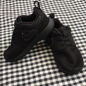 All black Nike Roshes🖤